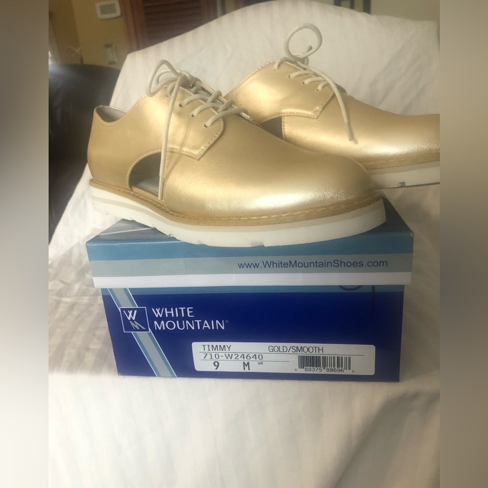 White Mountain Timmy Cut Out Gold Shoes
Size 9M